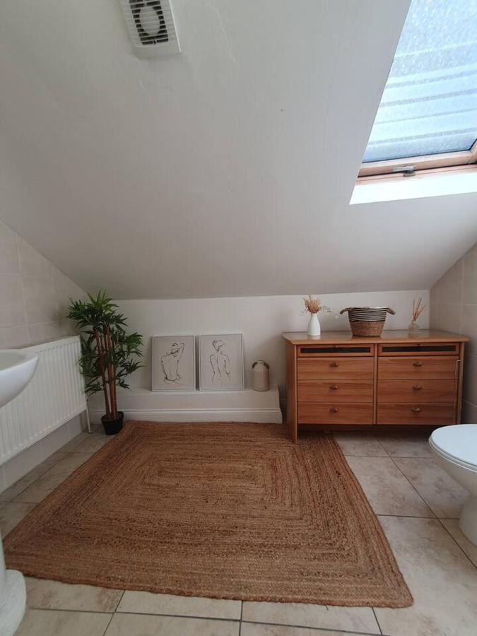 Loft Near Harry Potter Coaches * Watford (Hertfordshire)